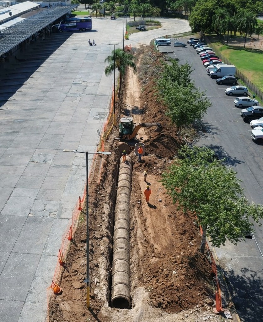 En el marco de la ejecución del Sistema Modular de Obras Hidráulicas, se están llevando a cabo trabajos en la Terminal de Ómnibus de la ciudad de Rosario, provincia de Santa Fe, Argentina. Las tareas comprenden la excavación, colocación de conductos y adecuación del sistema de drenaje, con el objetivo de optimizar el escurrimiento y mejorar la infraestructura hidráulica del sector.